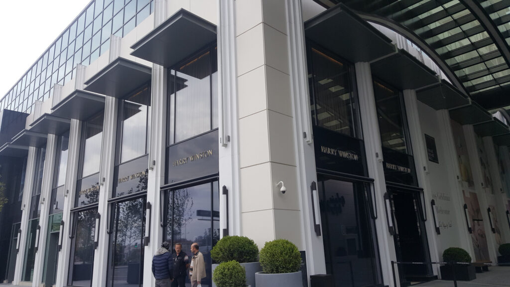 Özel üretim teşhir ünitesi — Harry Winston Emaar Square