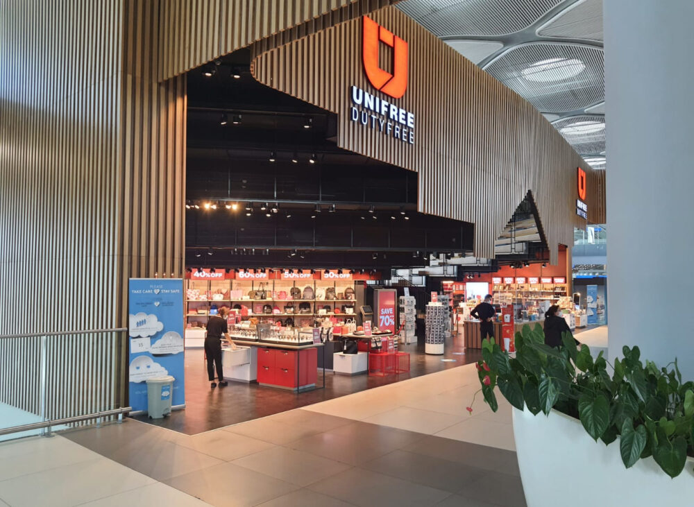 Unifree Duty Free İstanbul Havalimanı perakende ünitesi ön cephesi — Manifesto Design & Architecture