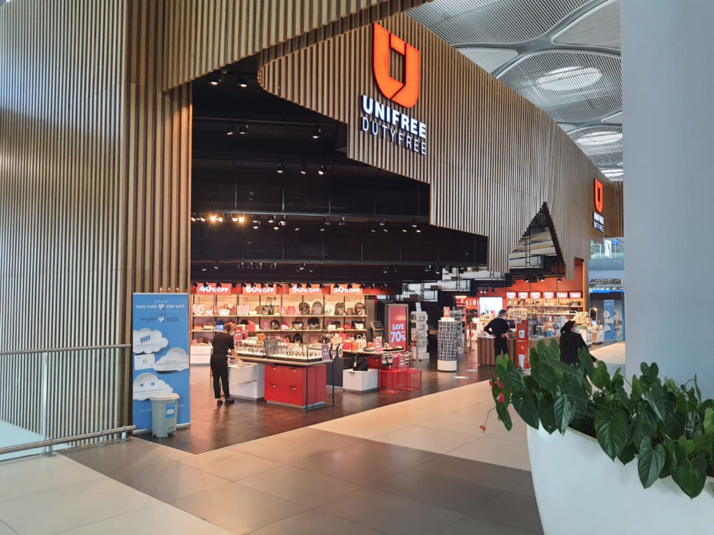Unifree Duty Free İstanbul Havalimanı perakende ünitesi ön cephesi — Manifesto Design & Architecture