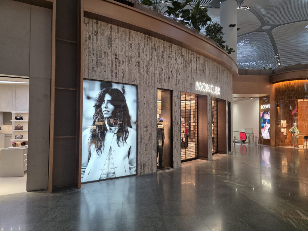 Anahtar teslim mağaza uygulaması — Moncler İstanbul Havalimanı