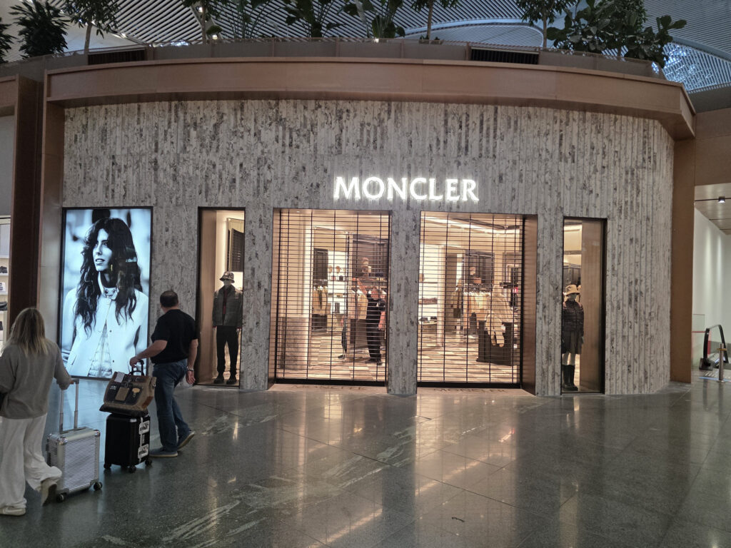 Moncler İstanbul Havalimanı mağazası (2026) · Manifesto Design & Architecture