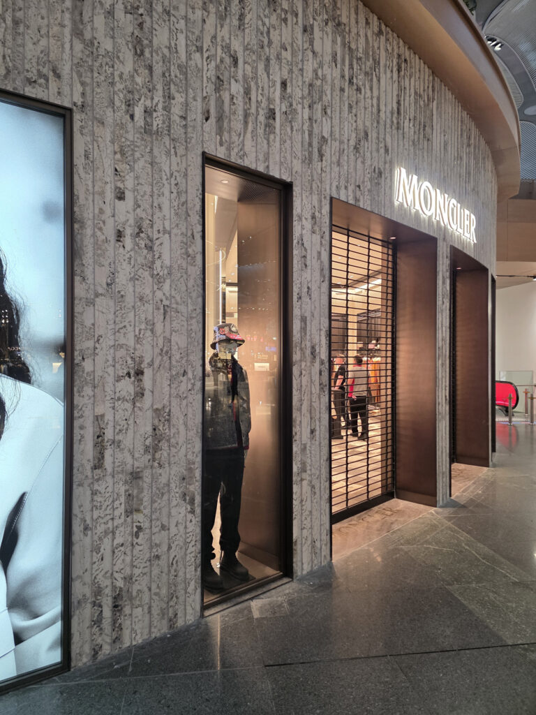 Moncler İstanbul Havalimanı mağazası (2026) · Manifesto Design & Architecture
