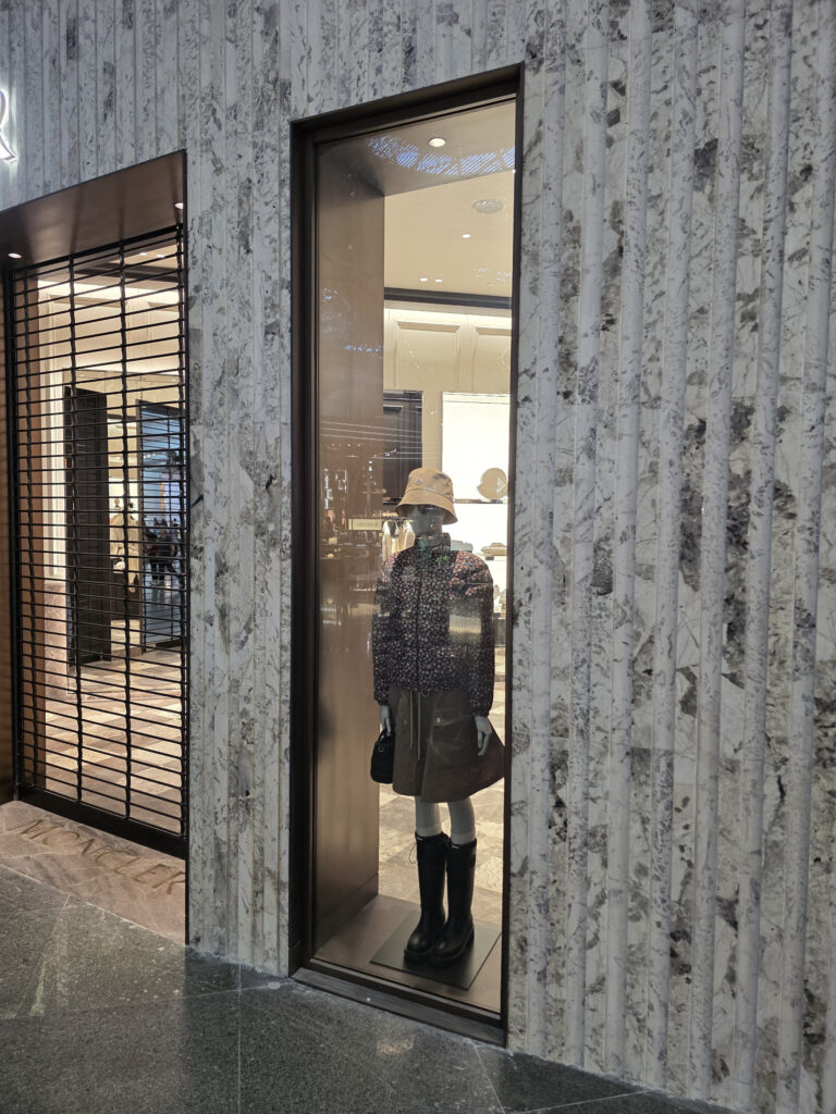 Moncler İstanbul Havalimanı mağazası (2026) · Manifesto Design & Architecture