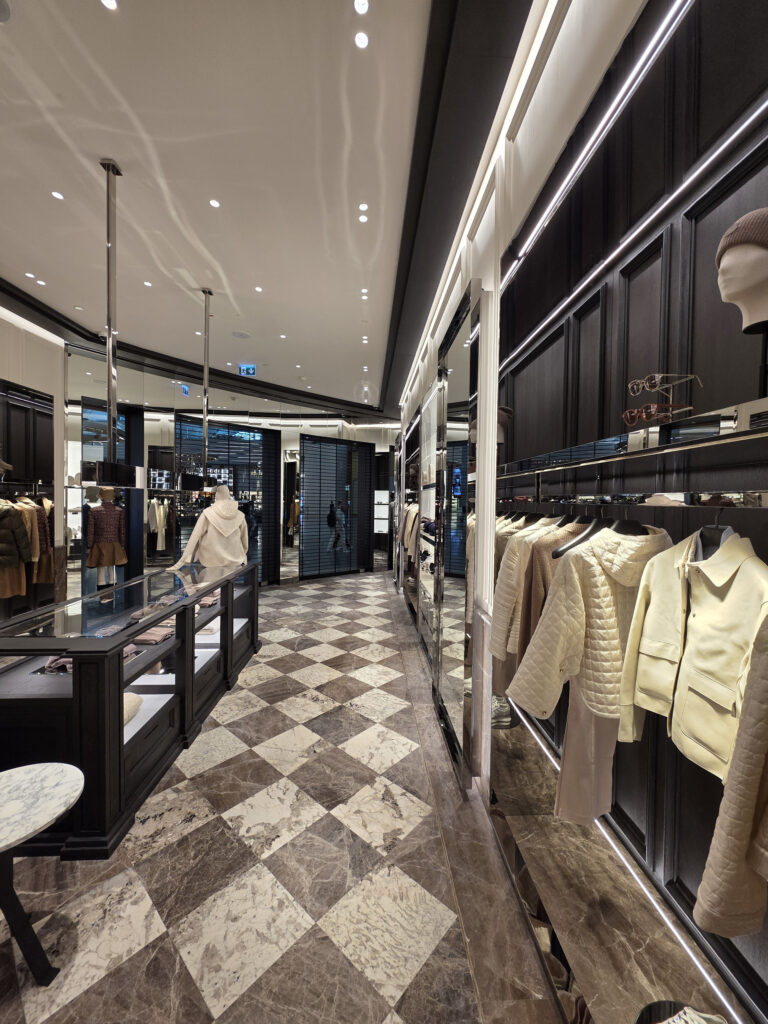 Moncler İstanbul Havalimanı mağazası (2026) · Manifesto Design & Architecture