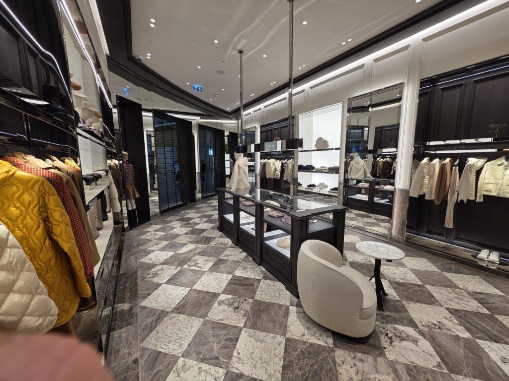 Moncler İstanbul Havalimanı mağazası (2026) · Manifesto Design & Architecture