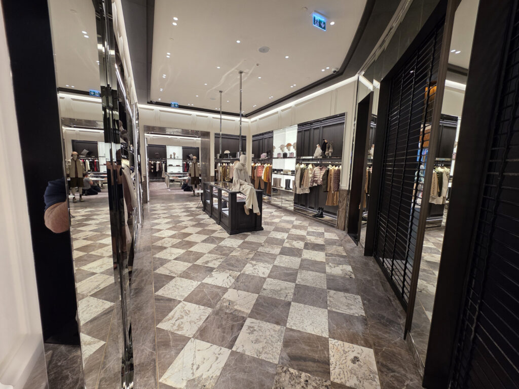 Moncler İstanbul Havalimanı mağazası (2026) · Manifesto Design & Architecture