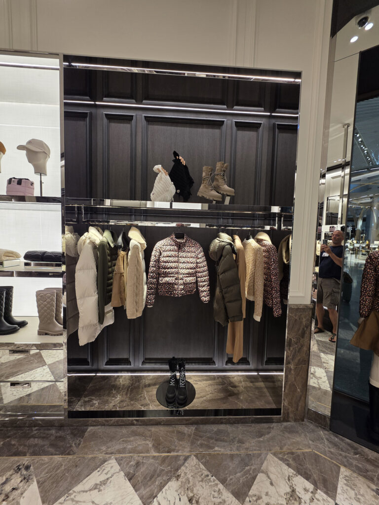 Moncler İstanbul Havalimanı mağazası (2026) · Manifesto Design & Architecture