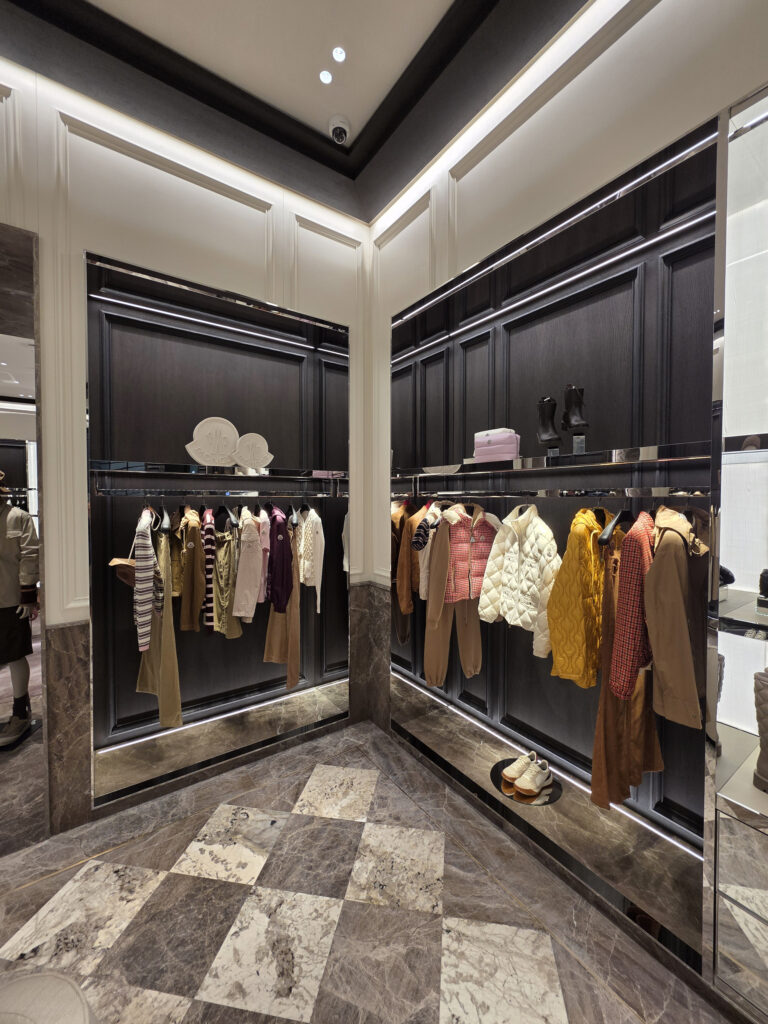 Moncler İstanbul Havalimanı mağazası (2026) · Manifesto Design & Architecture