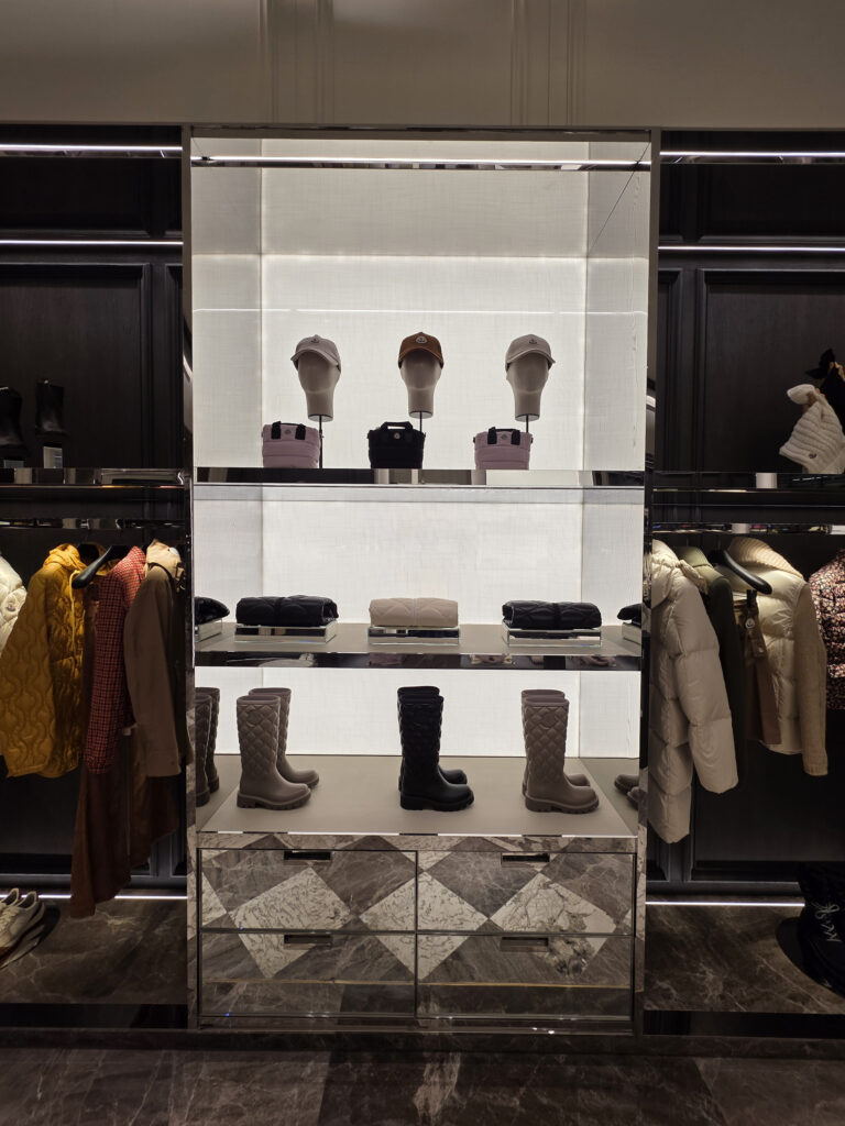 Moncler İstanbul Havalimanı mağazası (2026) · Manifesto Design & Architecture