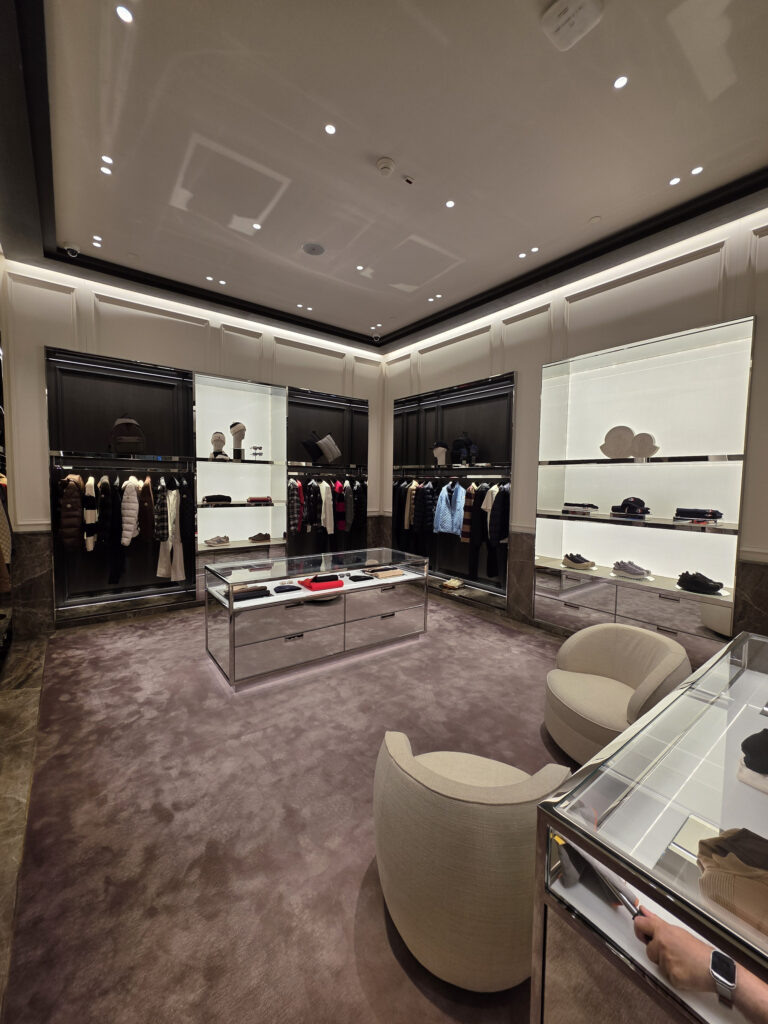 Moncler İstanbul Havalimanı mağazası (2026) · Manifesto Design & Architecture