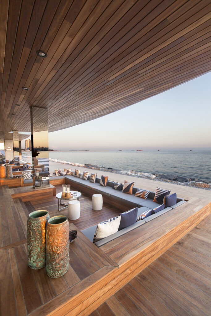 Seapearl Ataköy satış ofisi — ahşap tavanlı üstü örtülü teras ve deniz manzarası