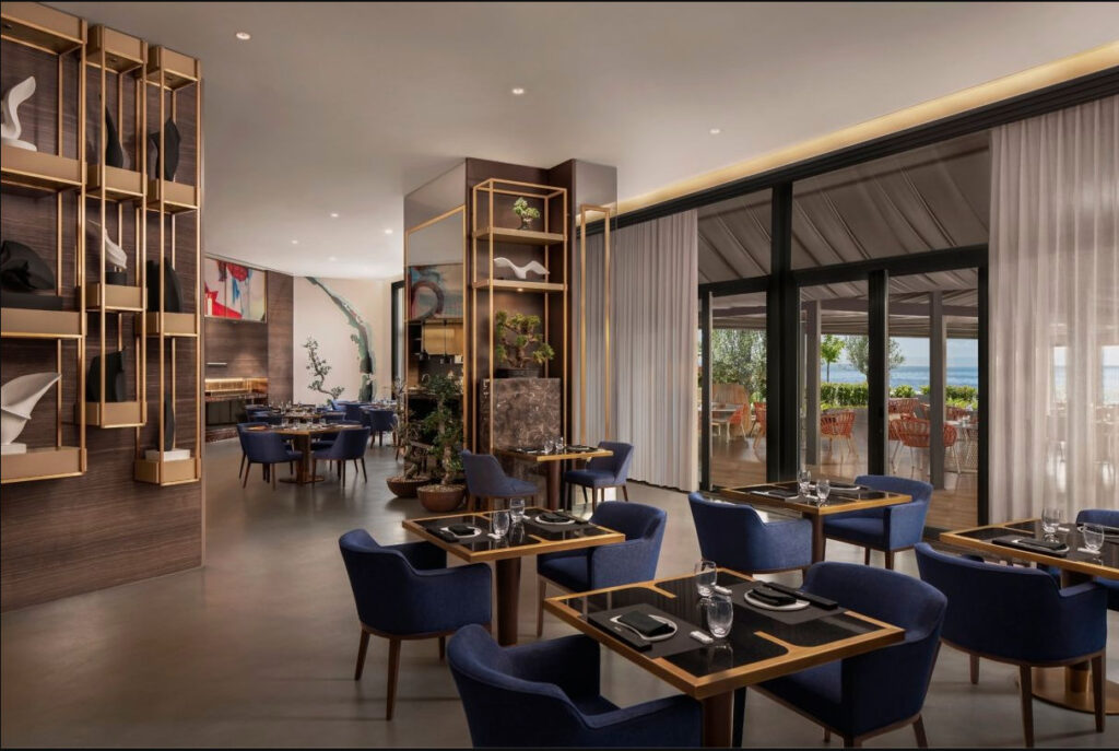 Akira Back Sea Pearl Marriott — iç salon, lacivert oturma grubu ve teppanyaki masaları