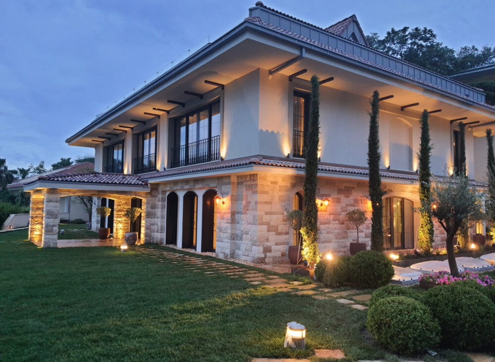 Alsit Villa Sarıyer — villa ön cephesi, akşam aydınlatması — Manifesto Design & Architecture