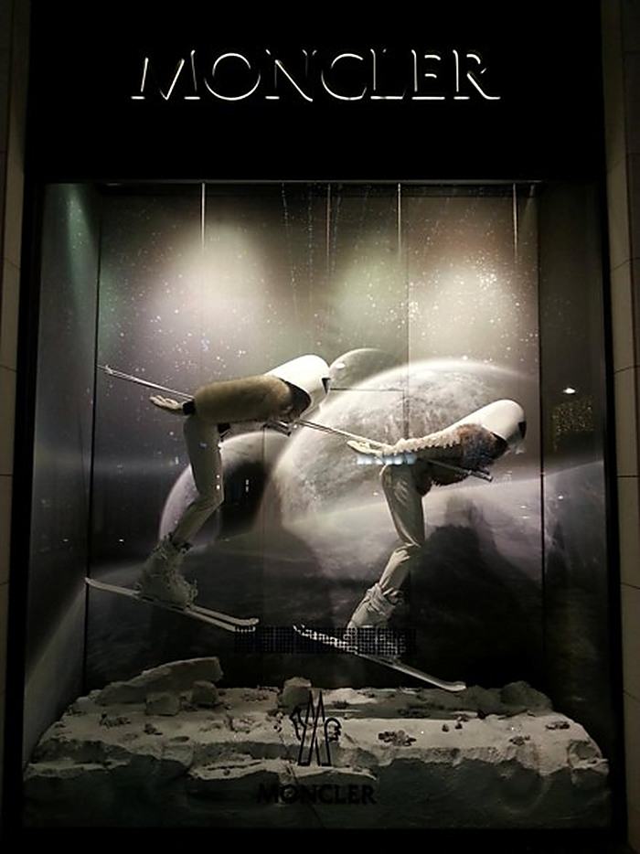 Moncler İstinye Park mağaza vitrini — kayakçı mankenler ve MONCLER logosu