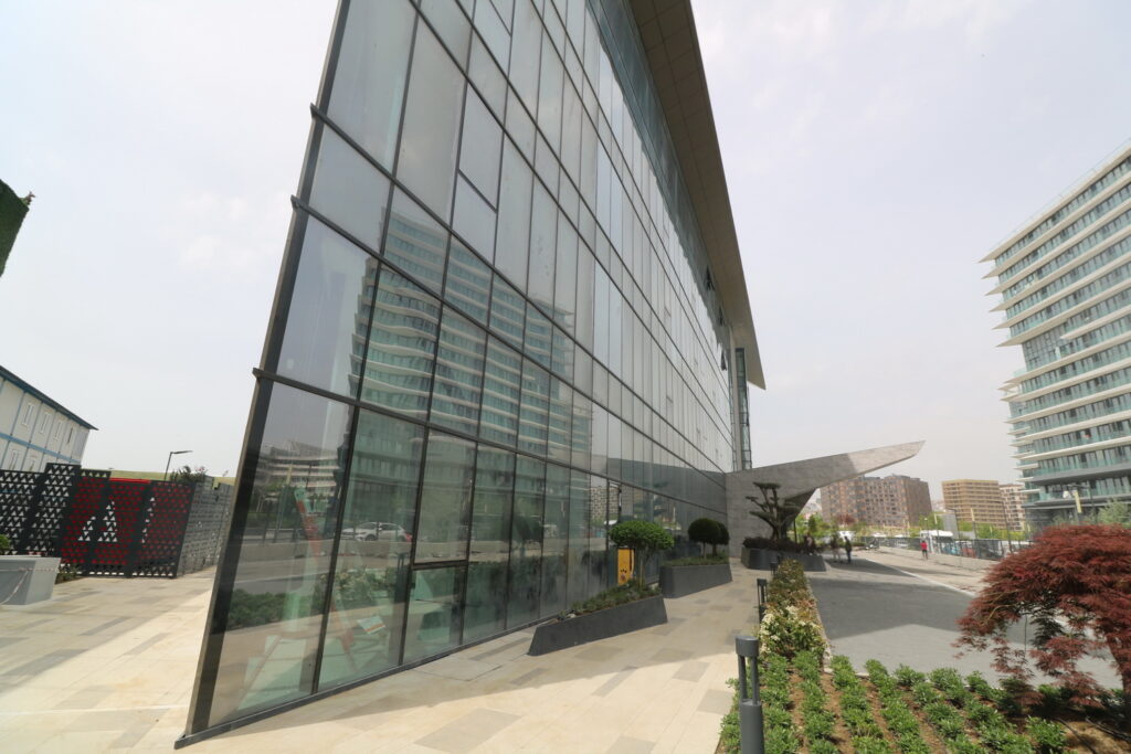 Kuzu Grup Karat 34 genel merkez binası — cam giydirme cephe · Manifesto Design & Architecture