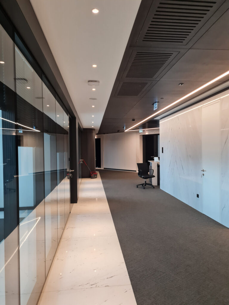 Fimar Holding merkez ofis — kat holü ve aydınlatmalı sirkülasyon aksı