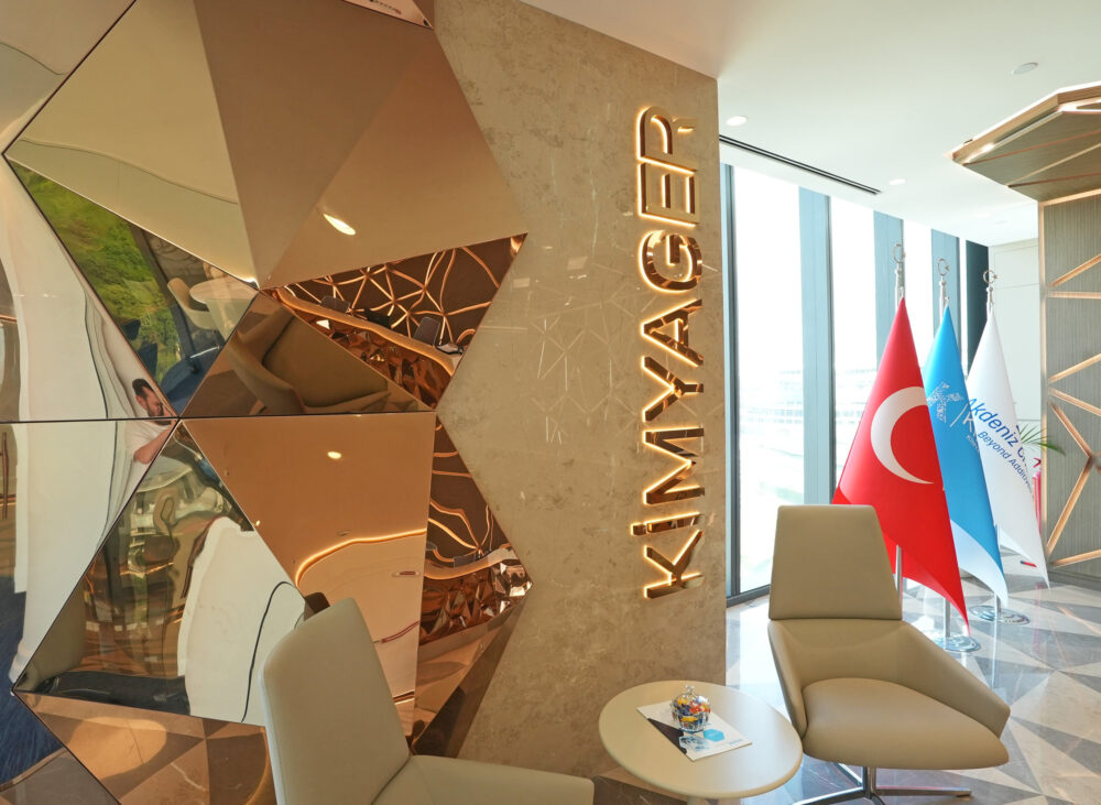 Kimyager Vadi İstanbul — çok yüzeyli pirinç kaplama marka duvarı ve bekleme alanı