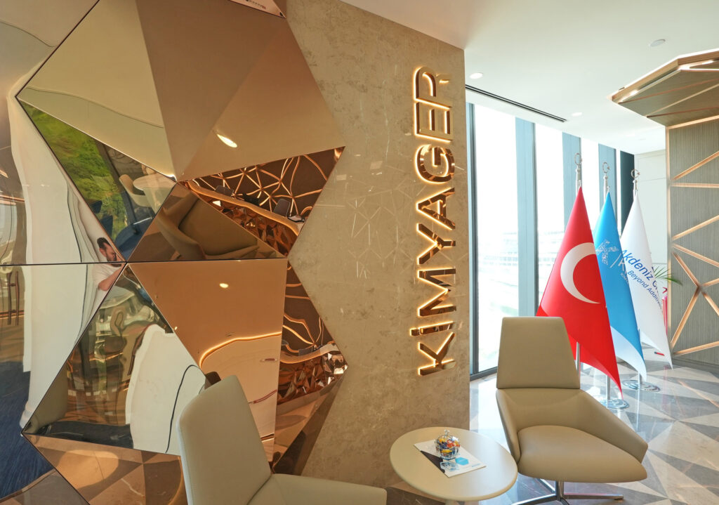 Kimyager Vadi İstanbul — çok yüzeyli pirinç kaplama marka duvarı ve bekleme alanı