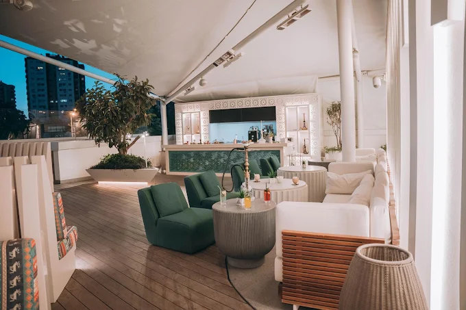 Marmara Lounge Hookah Sea Pearl — iç salon, yeşil oturma grubu ve bar