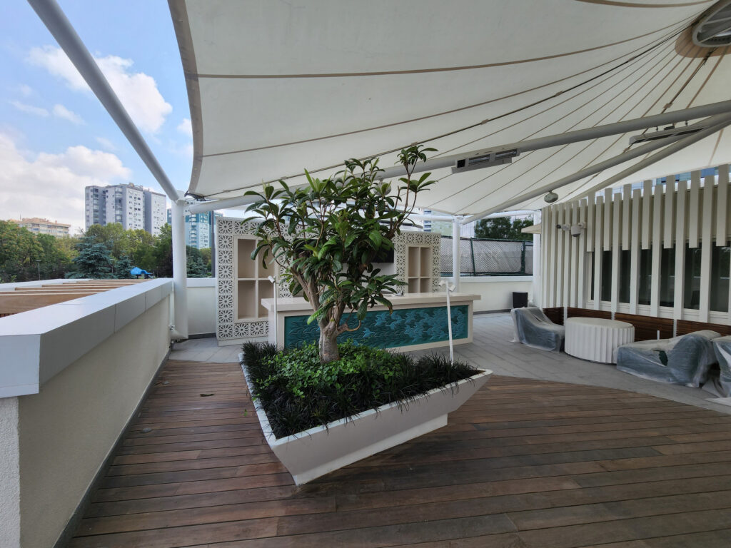 Marmara Lounge Hookah Sea Pearl — gergi tavanlı teras ve ağaçlı oturma alanı