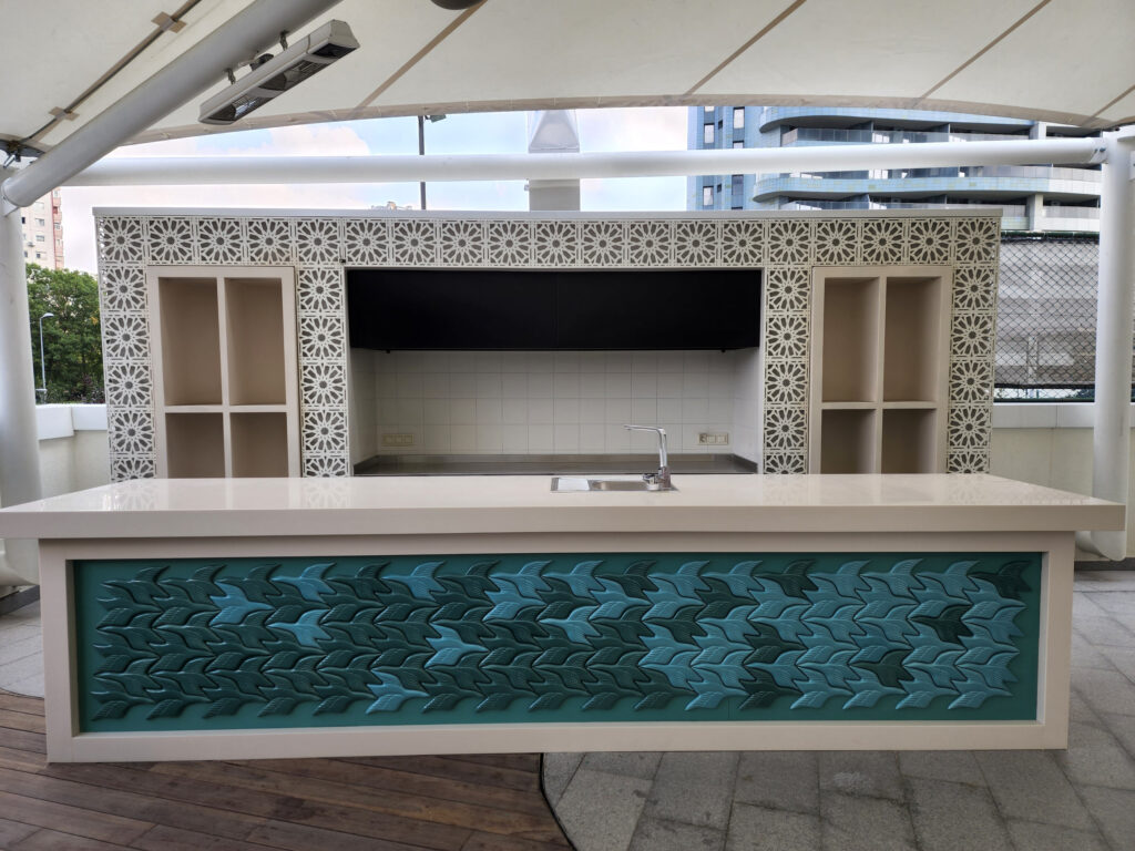 Marmara Lounge Hookah Sea Pearl — turkuaz mozaik kaplı bar tezgâhı ve delikli paneller
