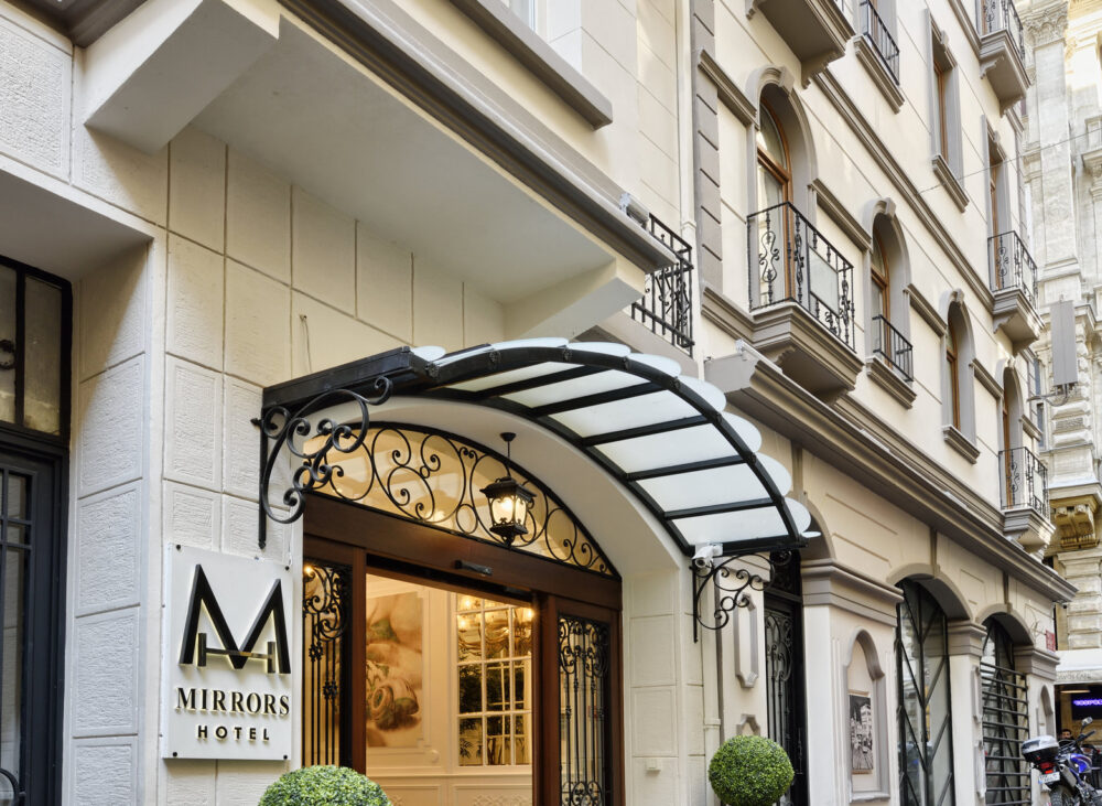 Mirrors Otel Beyoğlu — restore edilmiş tarihi cephe, ferforje sundurma ve otel girişi