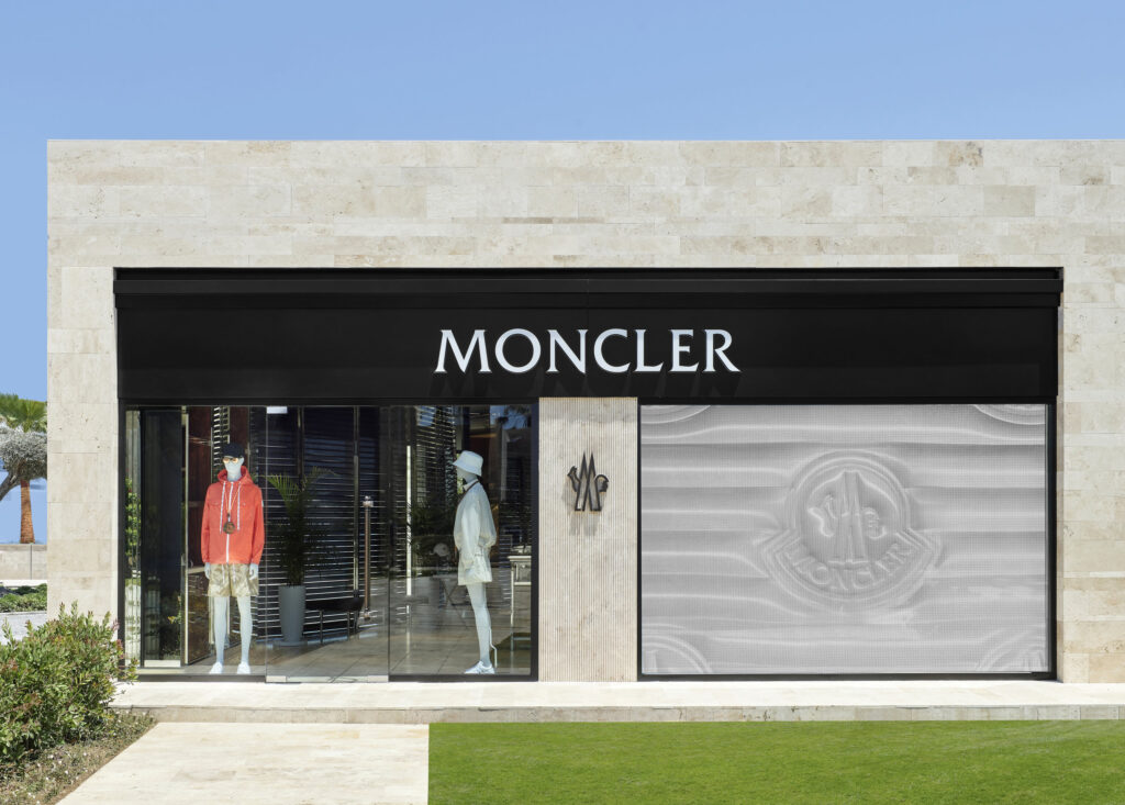 Moncler Bodrum Yalıkavak Marina mağaza ön cephesi — Manifesto Design & Architecture