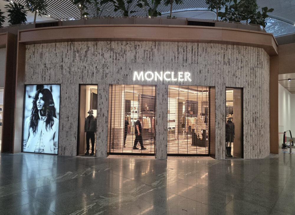 Moncler İstanbul Havalimanı mağaza ön cephesi — Manifesto Design & Architecture