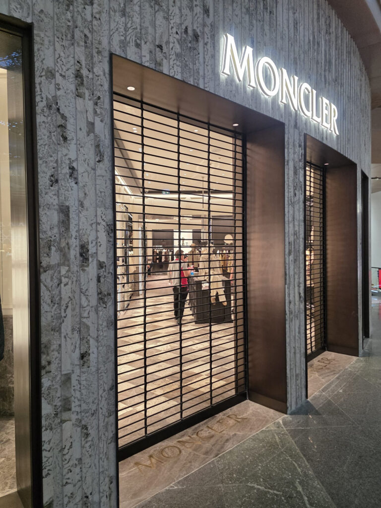 Moncler İstanbul Havalimanı mağazası (2026) · Manifesto Design & Architecture