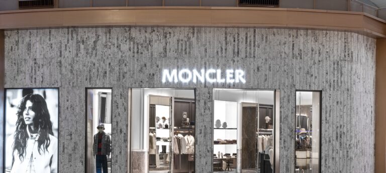 Moncler Aeroporto di Istanbul — facciata e vetrine