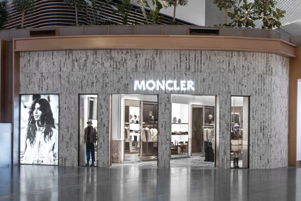 Moncler Aeroporto di Istanbul — facciata e vetrine