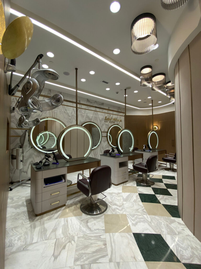 Sabit Akkaya Hair Stylist — kesim istasyonları genel görünüm