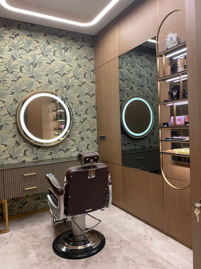 Sabit Akkaya Hair Stylist — barber koltuğu, desenli duvar ve ışıklı ayna