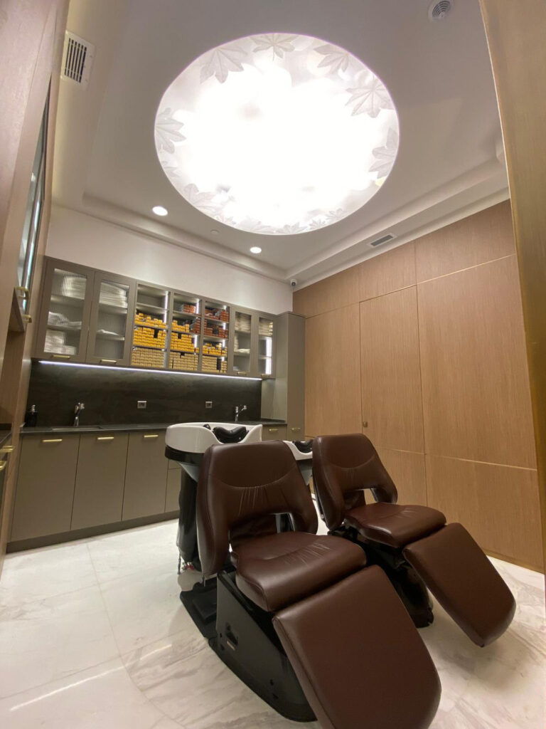 Sabit Akkaya Hair Stylist — yıkama üniteleri ve yuvarlak ışıklık
