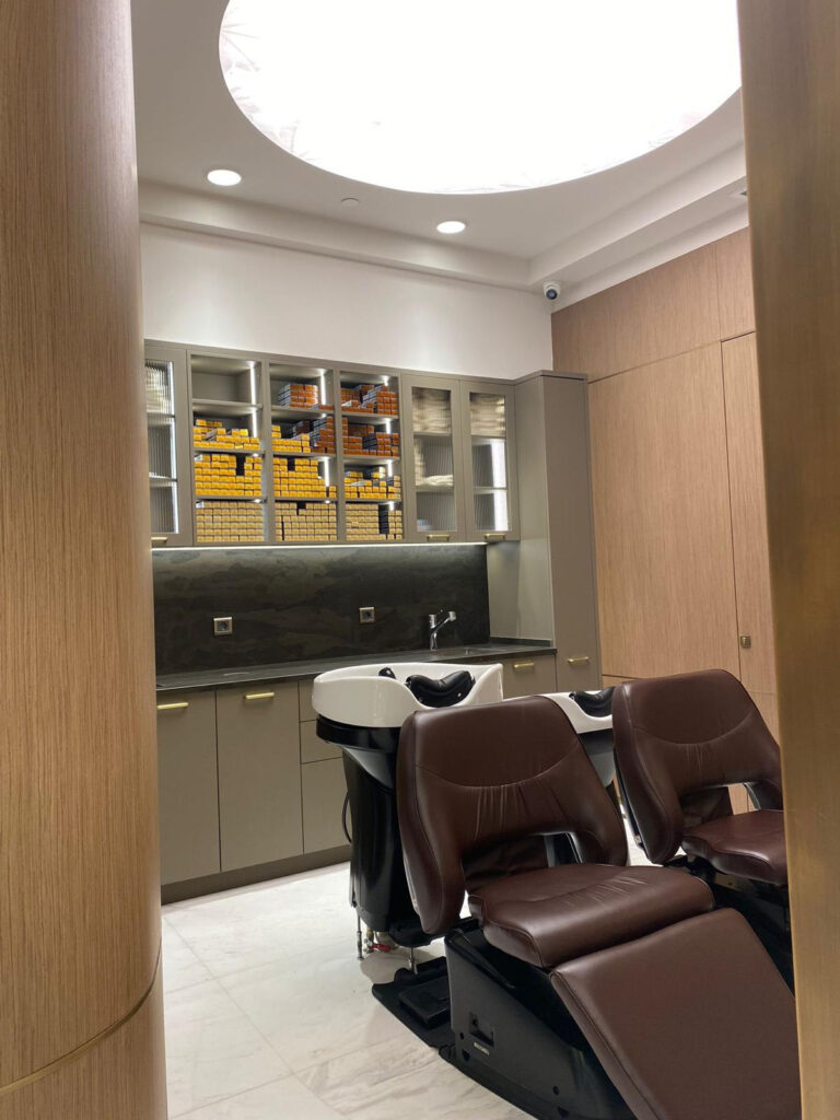 Sabit Akkaya Hair Stylist — yıkama üniteleri ve ürün dolapları