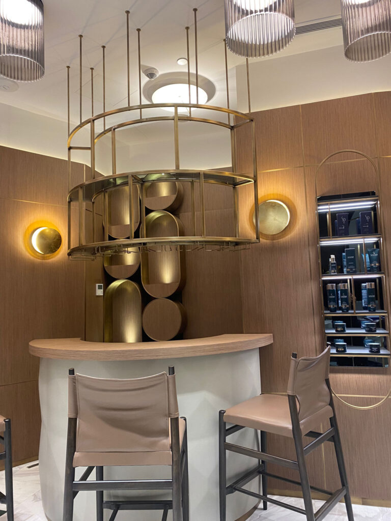 Sabit Akkaya Hair Stylist — pirinç askı sistemli bar ve oturma alanı