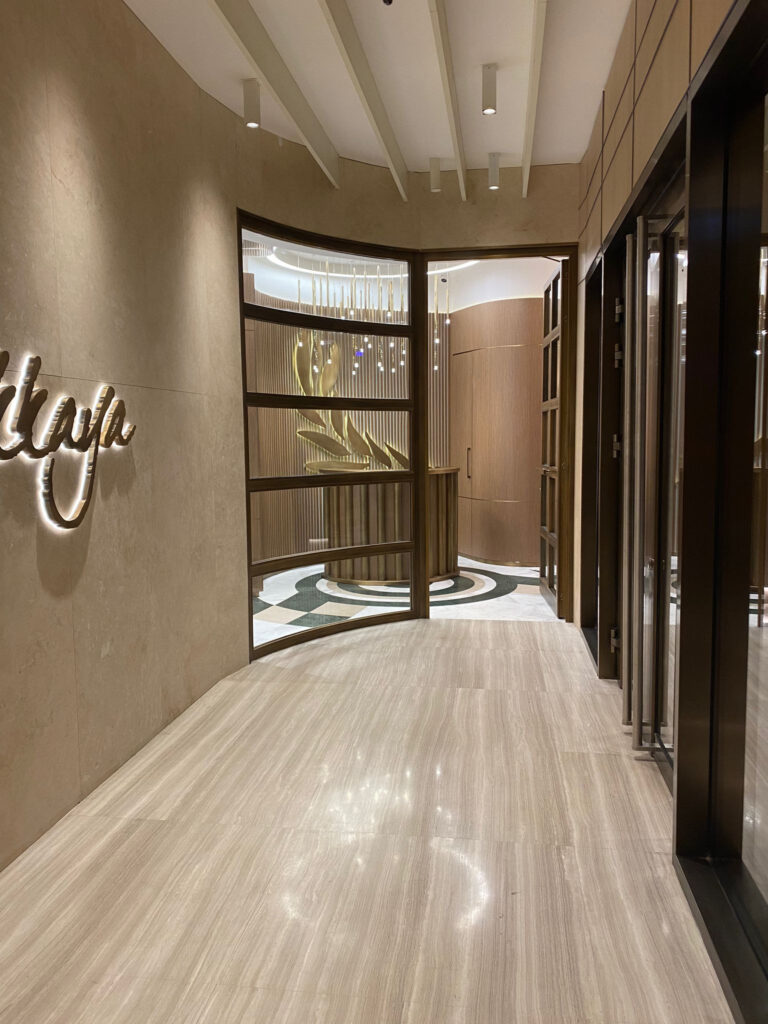 Sabit Akkaya Hair Stylist — travertan kaplı sirkülasyon koridoru