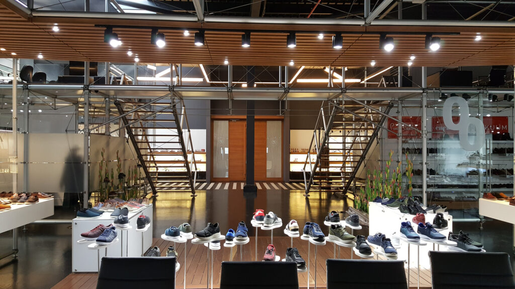 Siltap showroom — vitrin sistemi ve teşhir üniteleri