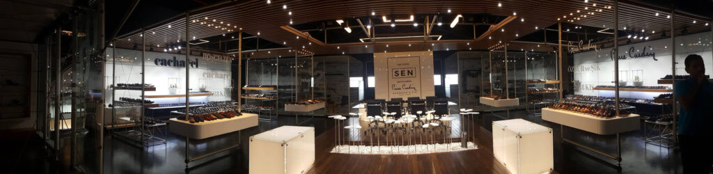 Siltap showroom — ahşap lamelli tavan ve teşhir aksı