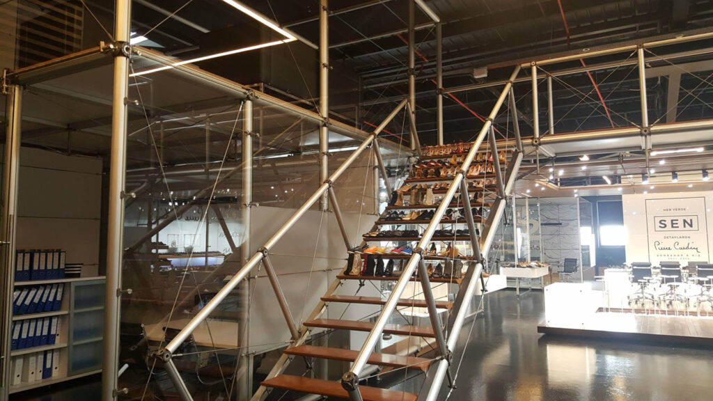 Siltap showroom — çelik merdiven ve endüstriyel hacim