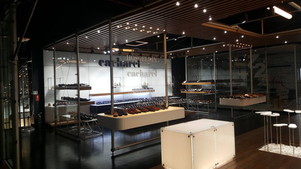 Siltap showroom — teşhir rafları ve aydınlatma detayı